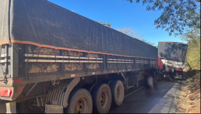 Colisão entre carreta e caminhão interdita trecho da MGC-452, sentido Uberlândia/Araxá