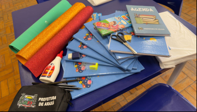 Prefeitura de Araxá inicia distribuição de kits escolares e uniformes na rede municipal