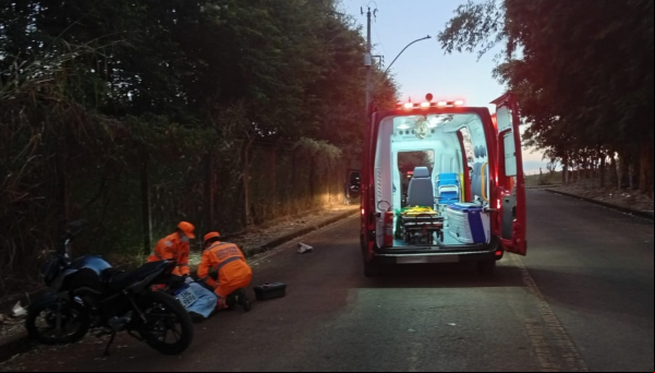 Motociclista sofre queda na antiga estrada do Barreiro e é socorrida pelo Corpo de Bombeiros